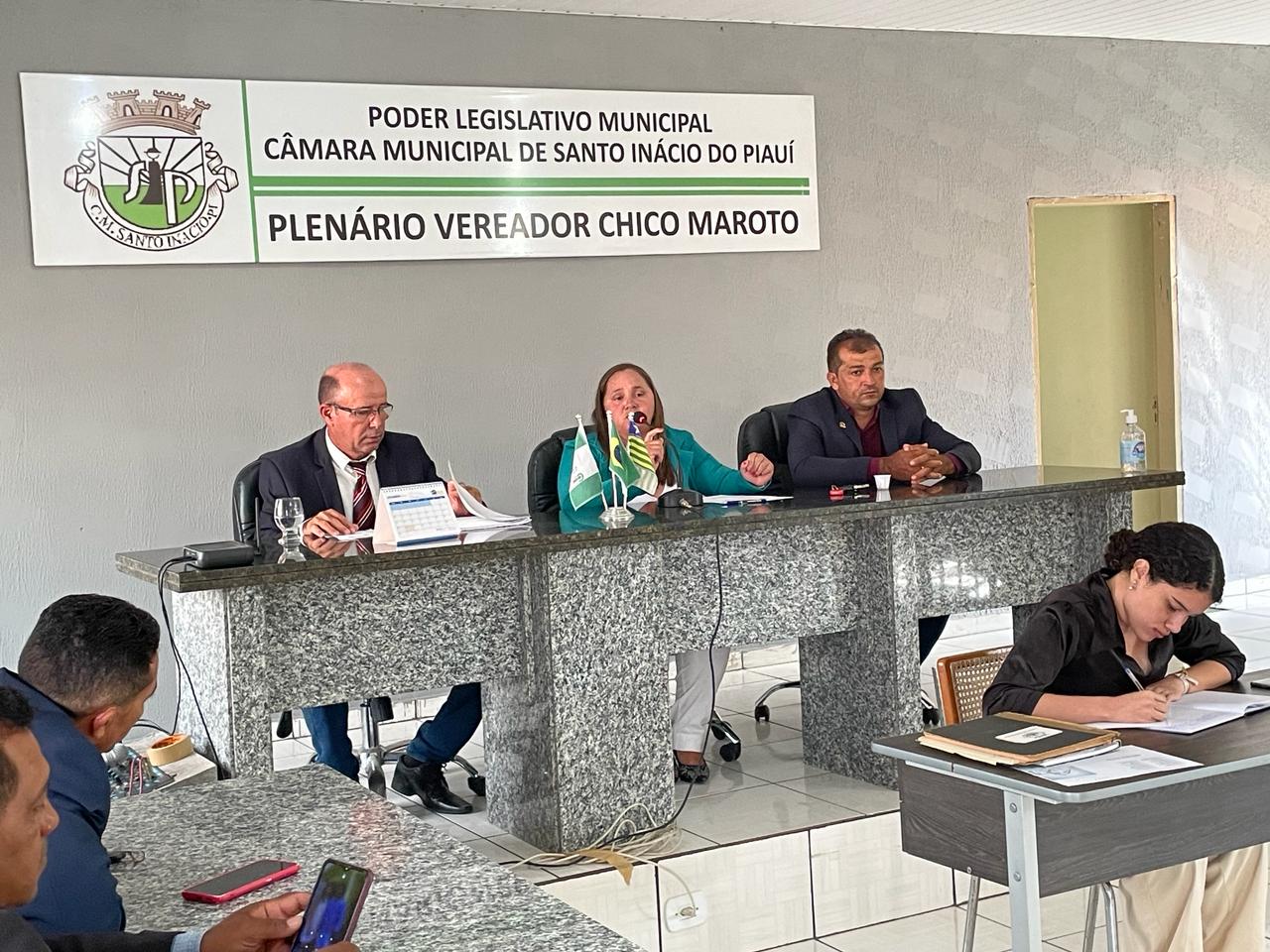 Presidente Assume Cargo na Câmara Municipal em Cerimônia Solene